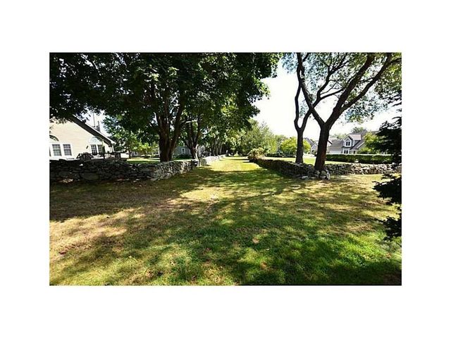 2 Weetamoe Farm Drive, Bristol, RI 02809