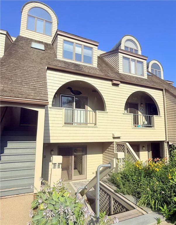 2 Weetamoe Farm Drive, Bristol, RI 02809