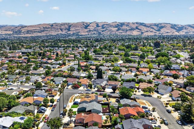 1892 Macduee Way, San Jose, CA 95121