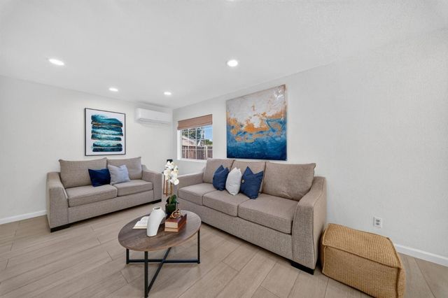 1892 Macduee Way, San Jose, CA 95121