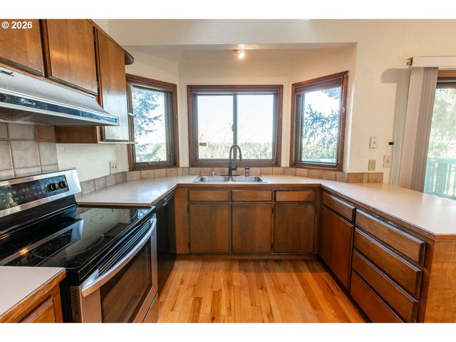 992 SUNSET Dr, Springfield, OR 97477