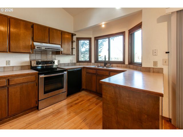 992 SUNSET Dr, Springfield, OR 97477