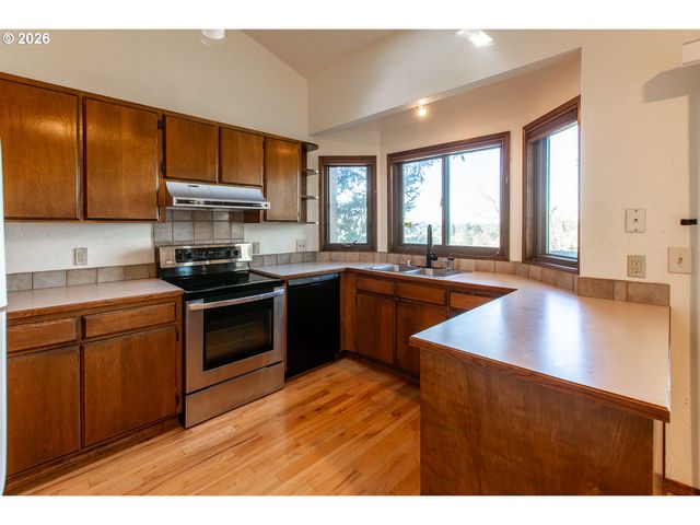 992 SUNSET Dr, Springfield, OR 97477