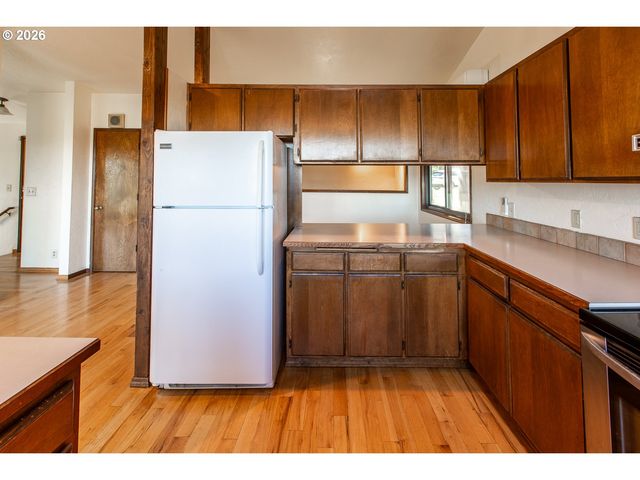 992 SUNSET Dr, Springfield, OR 97477