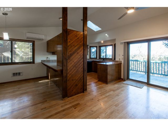 992 SUNSET Dr, Springfield, OR 97477