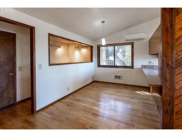 992 SUNSET Dr, Springfield, OR 97477