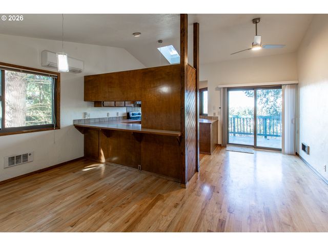 992 SUNSET Dr, Springfield, OR 97477