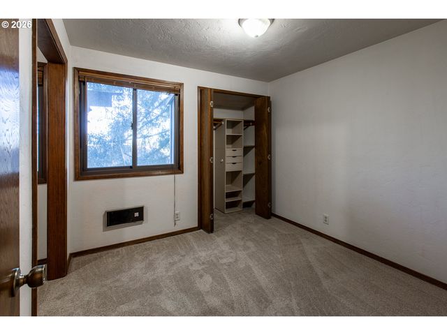 992 SUNSET Dr, Springfield, OR 97477