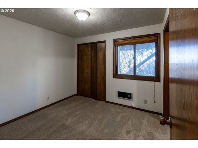 992 SUNSET Dr, Springfield, OR 97477