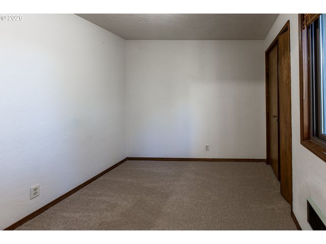 992 SUNSET Dr, Springfield, OR 97477