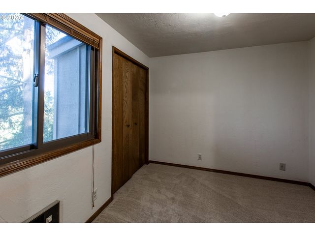 992 SUNSET Dr, Springfield, OR 97477