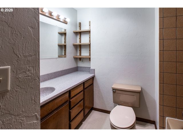 992 SUNSET Dr, Springfield, OR 97477