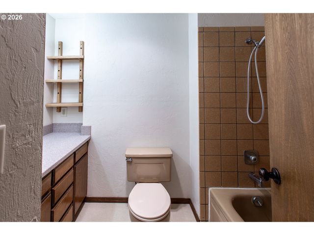 992 SUNSET Dr, Springfield, OR 97477