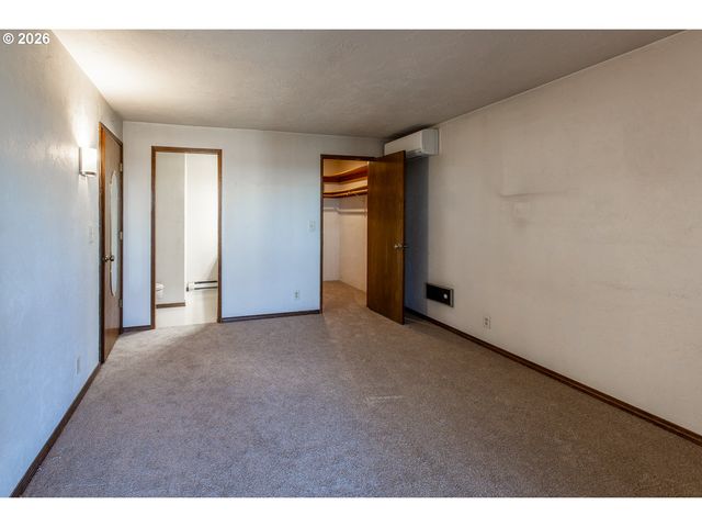 992 SUNSET Dr, Springfield, OR 97477