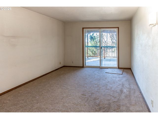 992 SUNSET Dr, Springfield, OR 97477