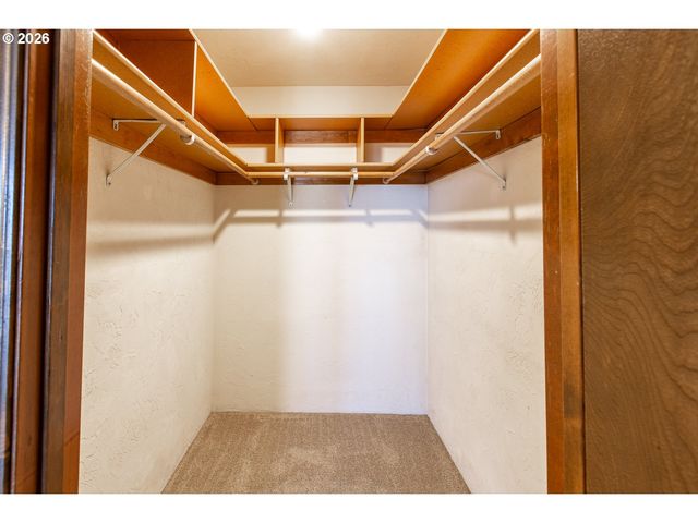 992 SUNSET Dr, Springfield, OR 97477