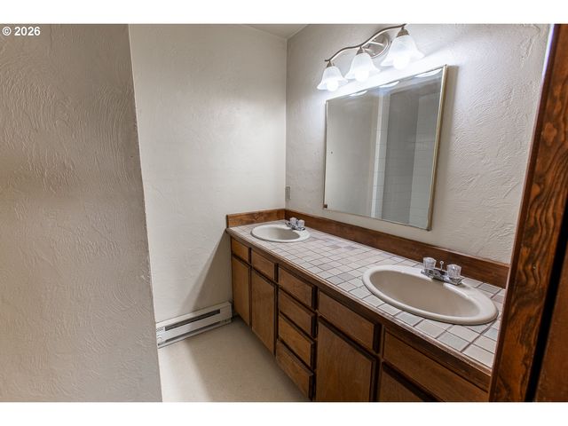 992 SUNSET Dr, Springfield, OR 97477