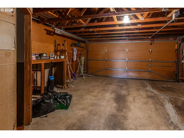 992 SUNSET Dr, Springfield, OR 97477