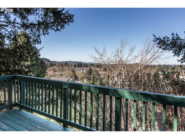 992 SUNSET Dr, Springfield, OR 97477
