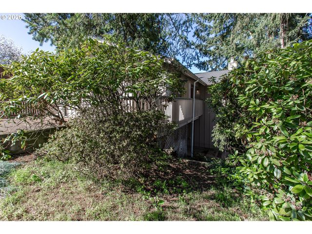 992 SUNSET Dr, Springfield, OR 97477