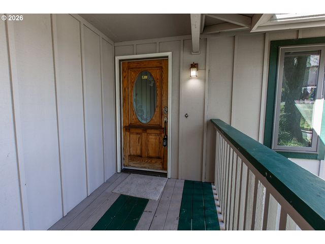 992 SUNSET Dr, Springfield, OR 97477