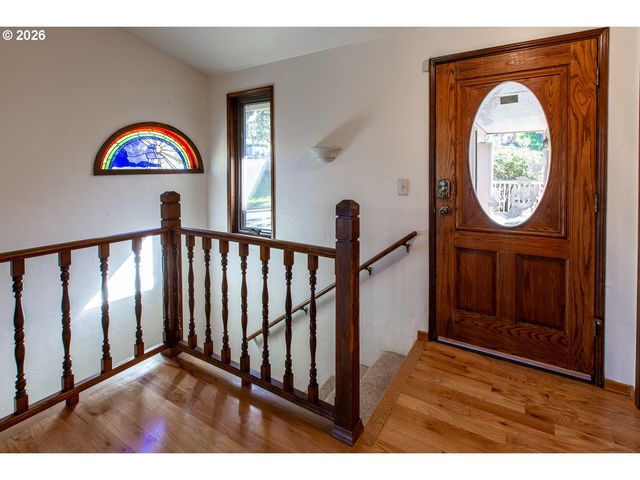 992 SUNSET Dr, Springfield, OR 97477