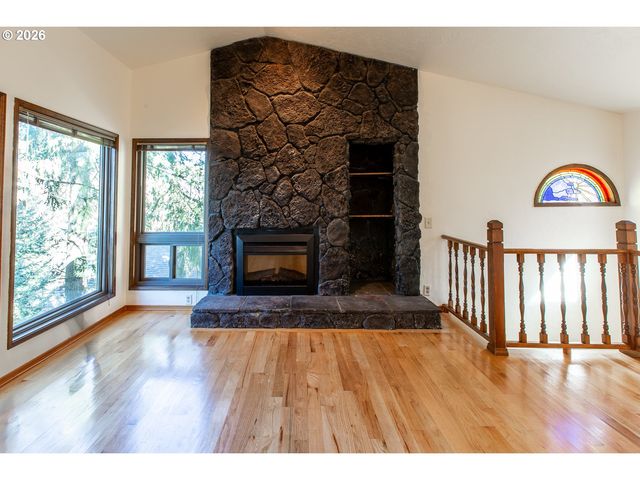 992 SUNSET Dr, Springfield, OR 97477