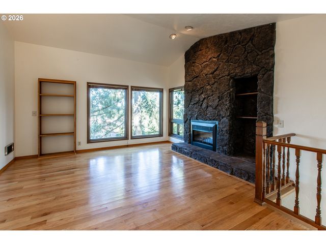 992 SUNSET Dr, Springfield, OR 97477