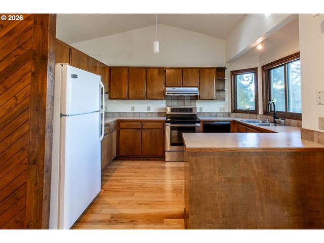 992 SUNSET Dr, Springfield, OR 97477