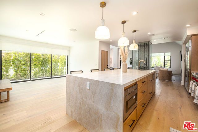 6380 Lindenhurst Avenue, Los Angeles, CA 90048