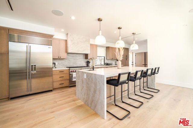6380 Lindenhurst Avenue, Los Angeles, CA 90048