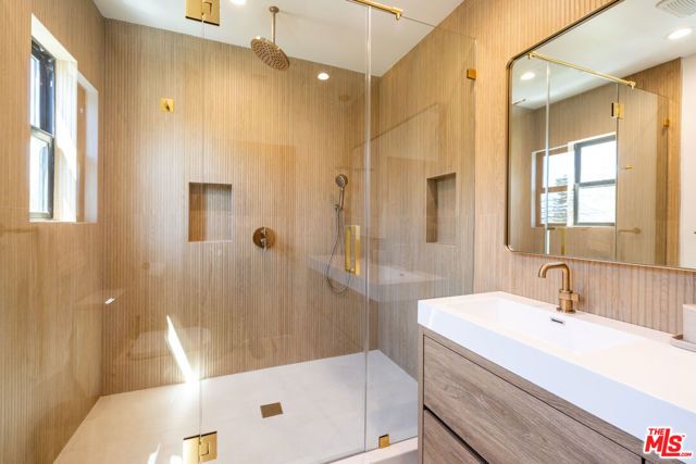 6380 Lindenhurst Avenue, Los Angeles, CA 90048
