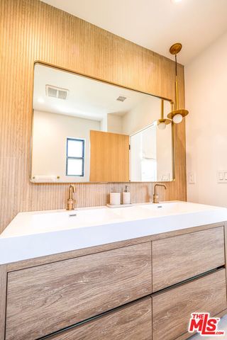 6380 Lindenhurst Avenue, Los Angeles, CA 90048