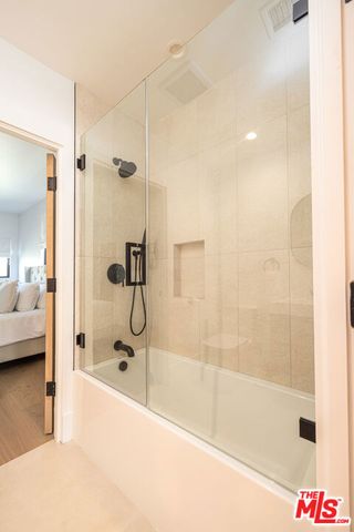 6380 Lindenhurst Avenue, Los Angeles, CA 90048