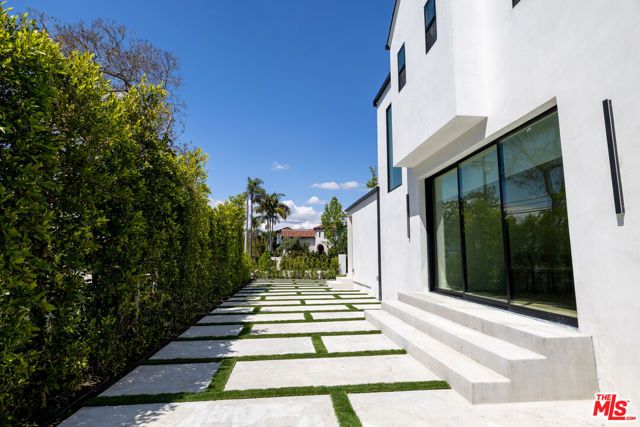 6380 Lindenhurst Avenue, Los Angeles, CA 90048