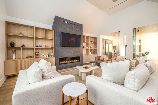 6380 Lindenhurst Avenue, Los Angeles, CA 90048
