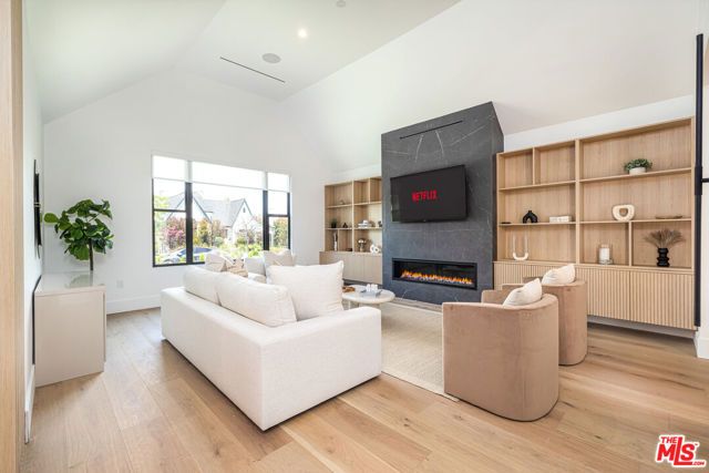 6380 Lindenhurst Avenue, Los Angeles, CA 90048
