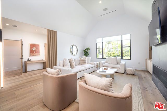 6380 Lindenhurst Avenue, Los Angeles, CA 90048