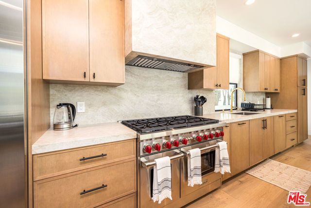 6380 Lindenhurst Avenue, Los Angeles, CA 90048