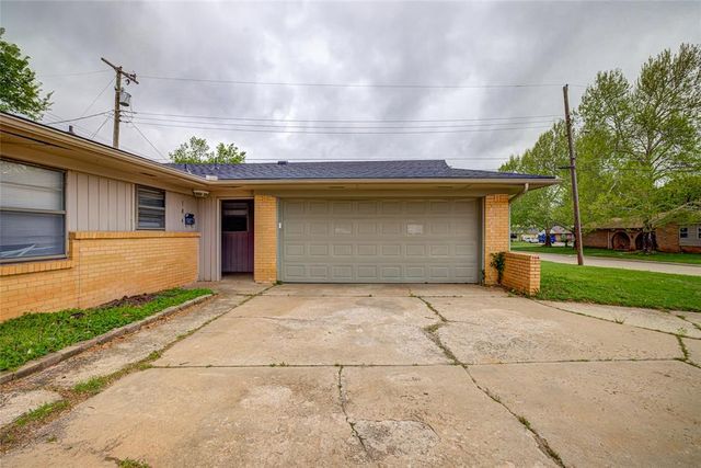 104 Oakside Drive, Moore, OK 73160