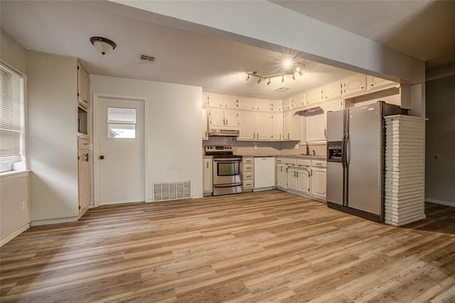 104 Oakside Drive, Moore, OK 73160