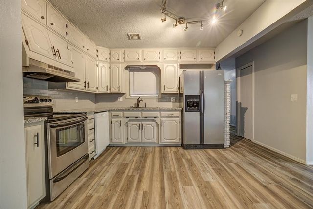 104 Oakside Drive, Moore, OK 73160