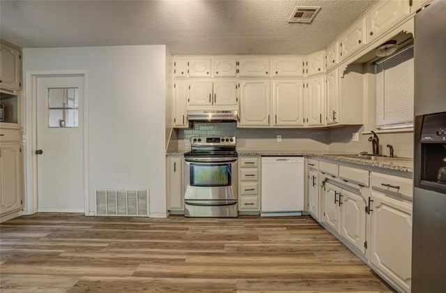 104 Oakside Drive, Moore, OK 73160