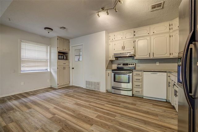104 Oakside Drive, Moore, OK 73160