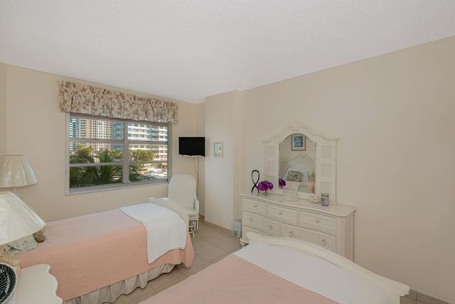 1980 S OCEAN Drive 3P, Hallandale Beach, FL 33009