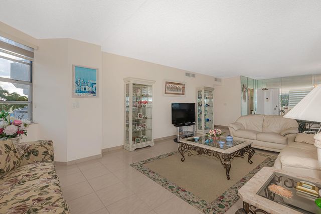 1980 S OCEAN Drive 3P, Hallandale Beach, FL 33009