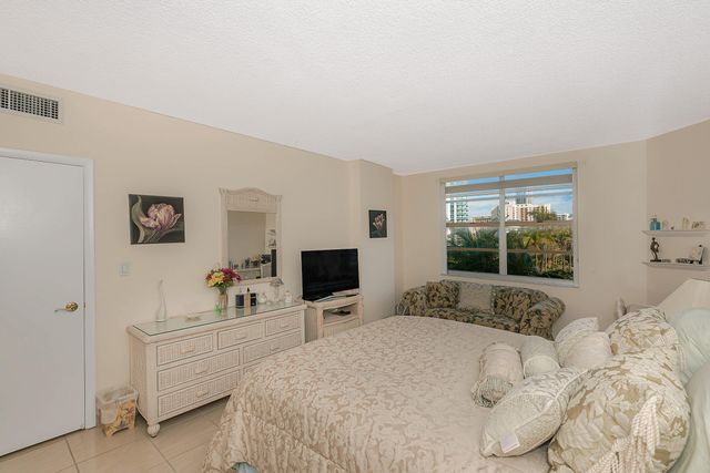 1980 S OCEAN Drive 3P, Hallandale Beach, FL 33009