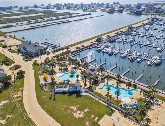 6 Half Moon, Hitchcock, TX 77563