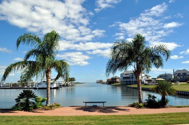 6 Half Moon, Hitchcock, TX 77563