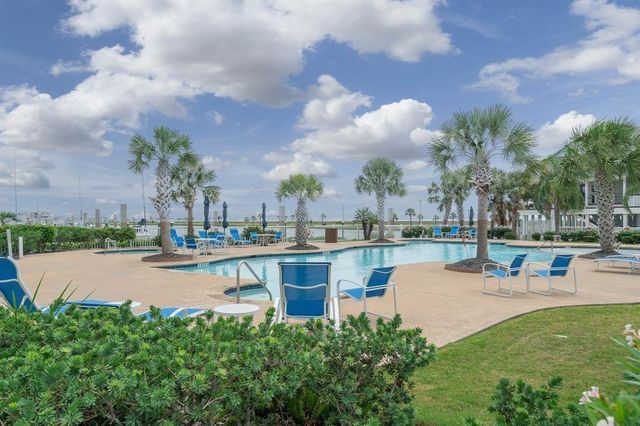 6 Half Moon, Hitchcock, TX 77563